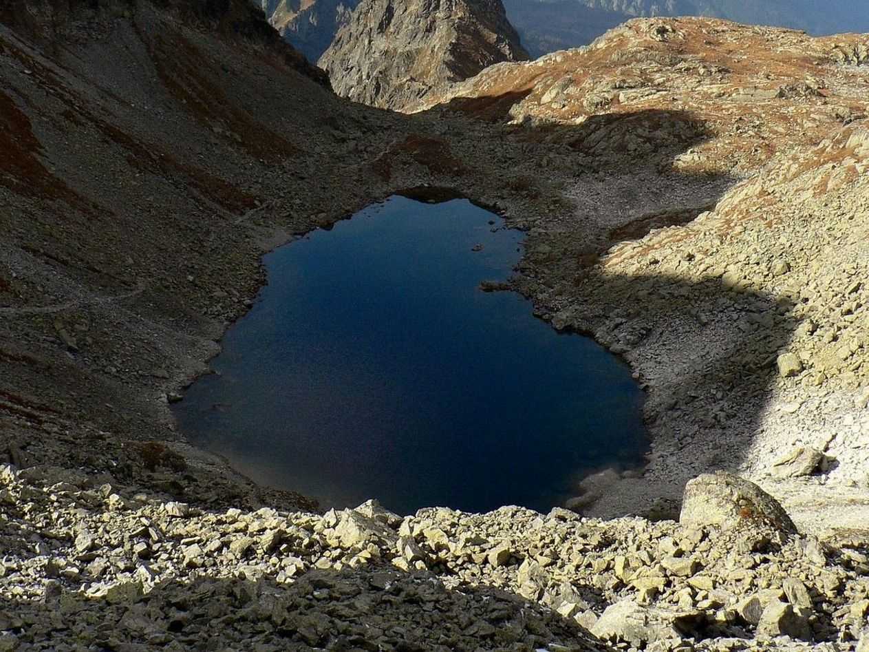 Pescadores inspeccionando el grosor del hielo en la montaña