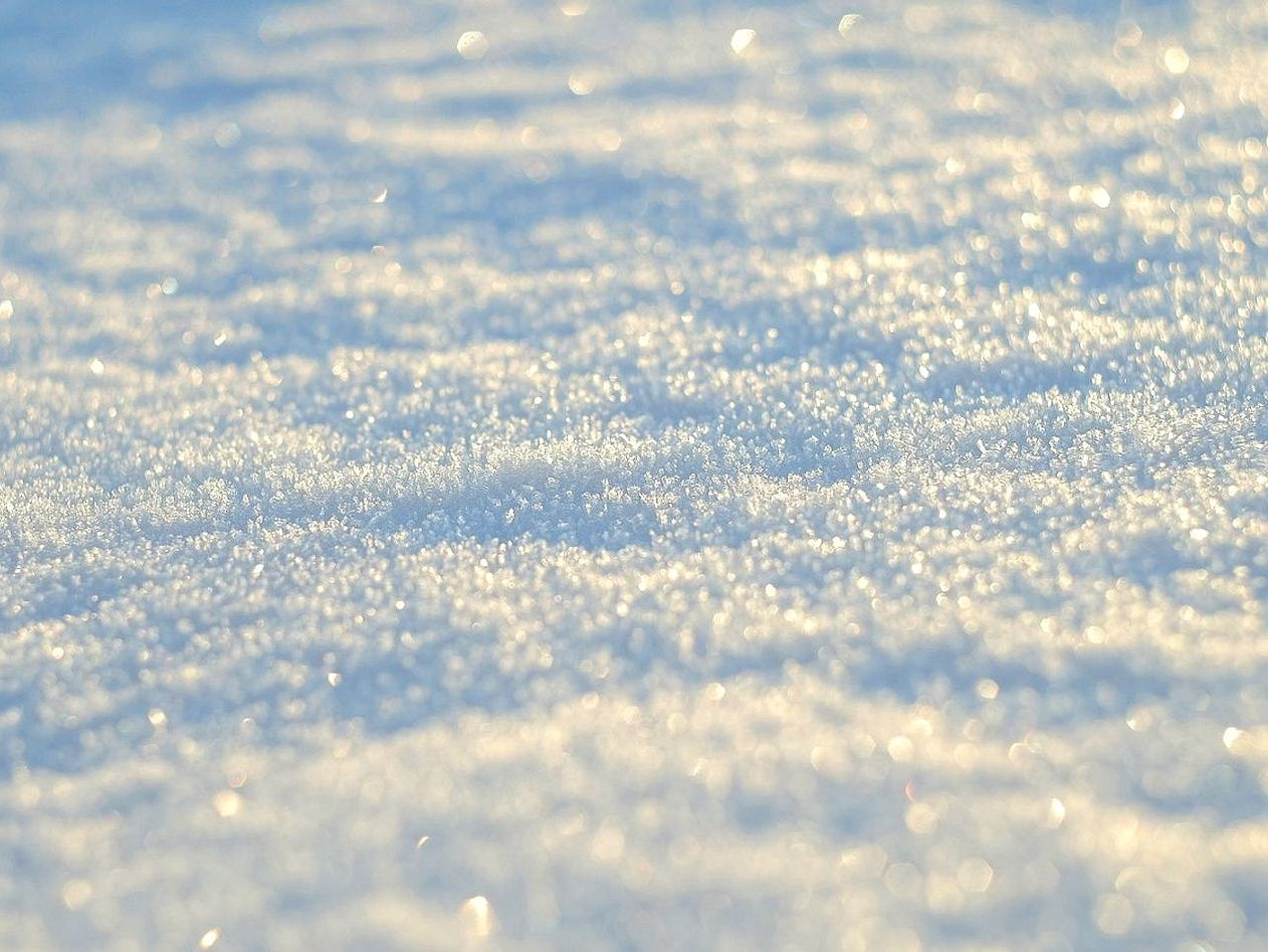 Meseta abierta con picos distantes y pesca de invierno en el horizonte